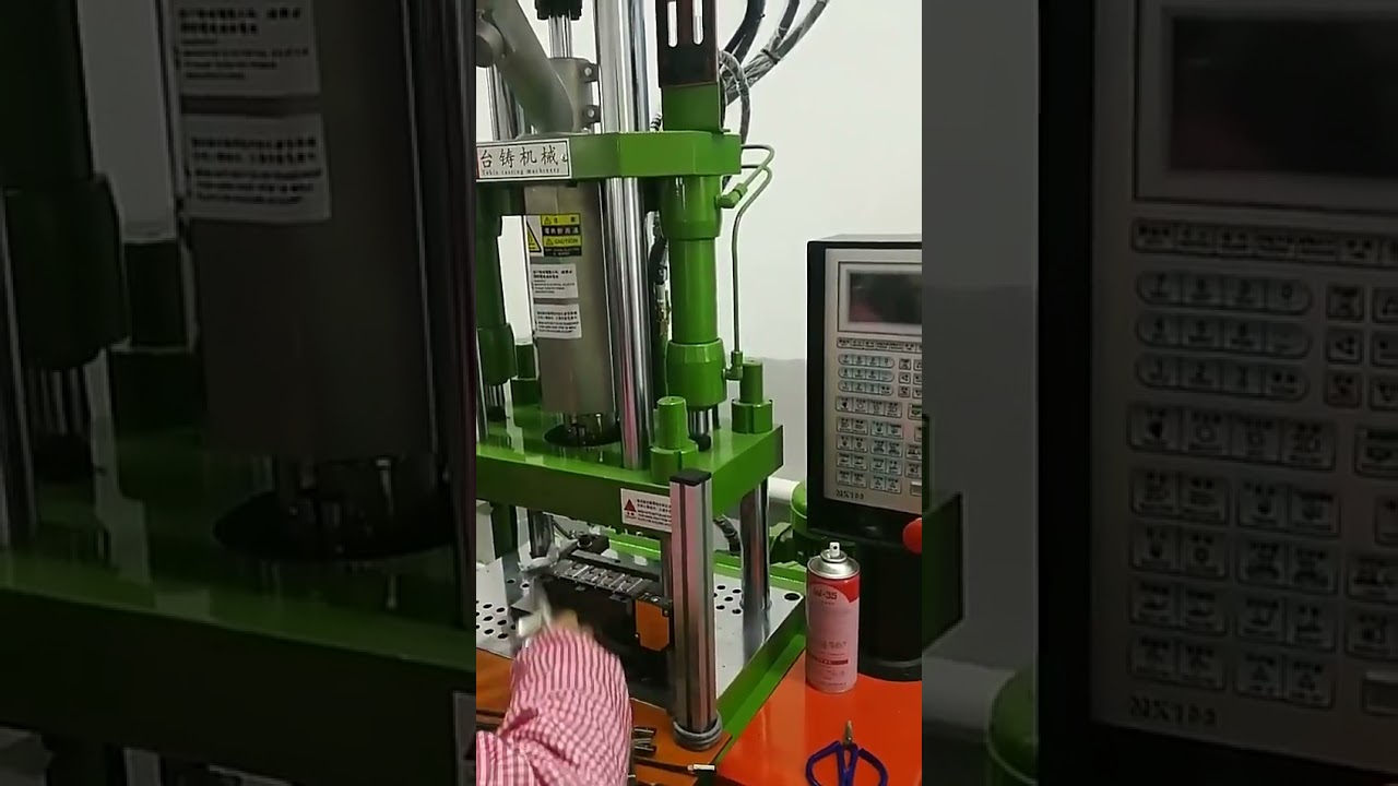 Vertikale Spritzgießmaschine für Drahtpressen und USB-Steckerfertigung | Hochpräzise Automatisierung