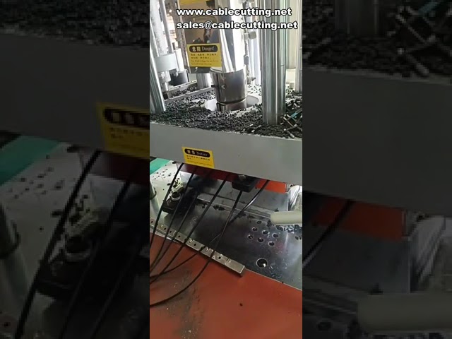 データワイヤー成形に最適な小型4柱式縦型射出成形機 | 高精度ワイヤー加工